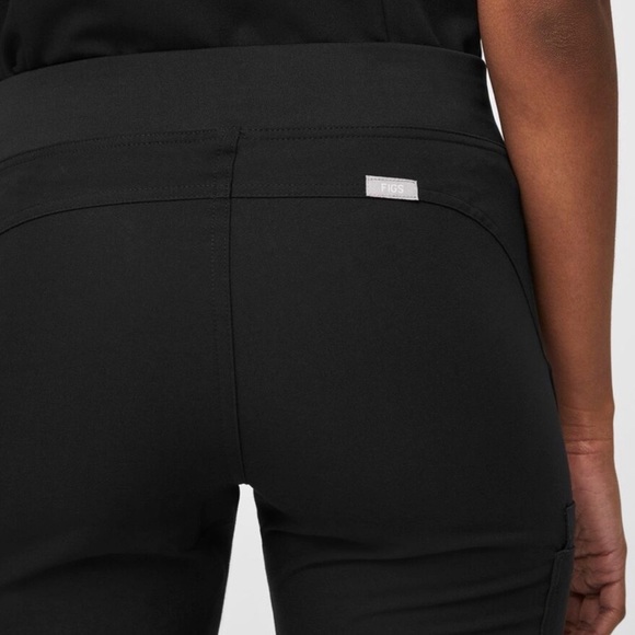 FIGS Black Kade Cargo Scrub Pants Size Extra Small Petite - Picture 3 of 14
